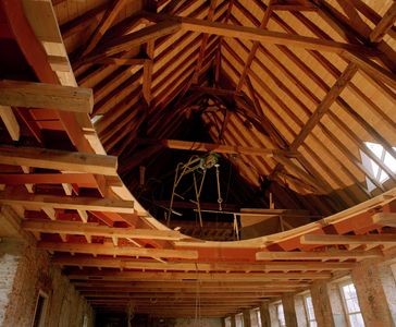 842259 Afbeelding van een dak- en zolderconstructie in het Duitse Huis (Geertebolwerk 1) te Utrecht, waarvan de ...